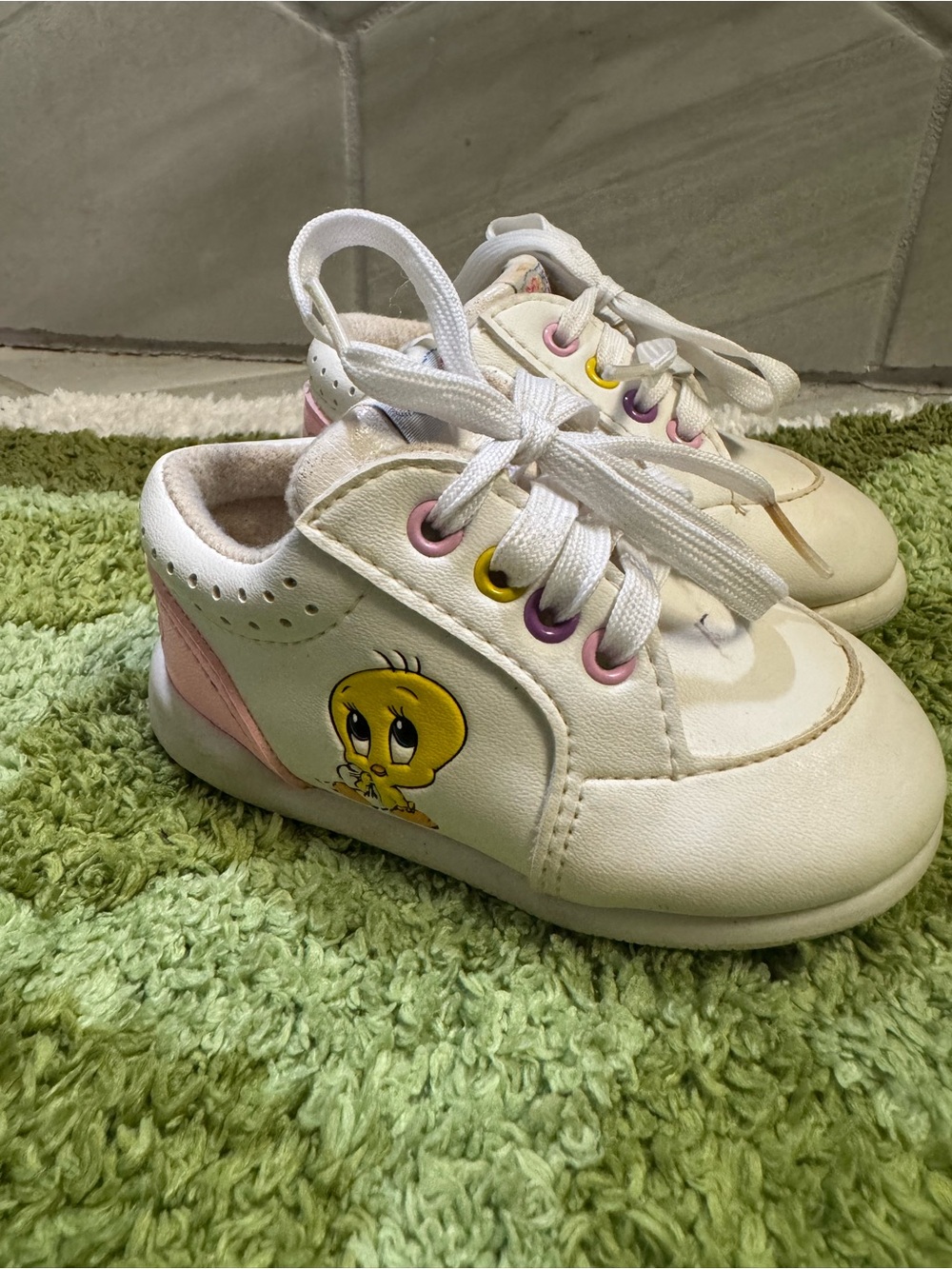 Vintage (1995) Looney Tunes Lovables Tweety Bird Sneakers - Picture 2 of 5